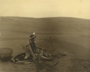 座っているネイティブアメリカンの女性 作： American Photographer